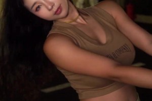 张曼源街拍秀丰满身材！宿命君表示：好看，爱看！